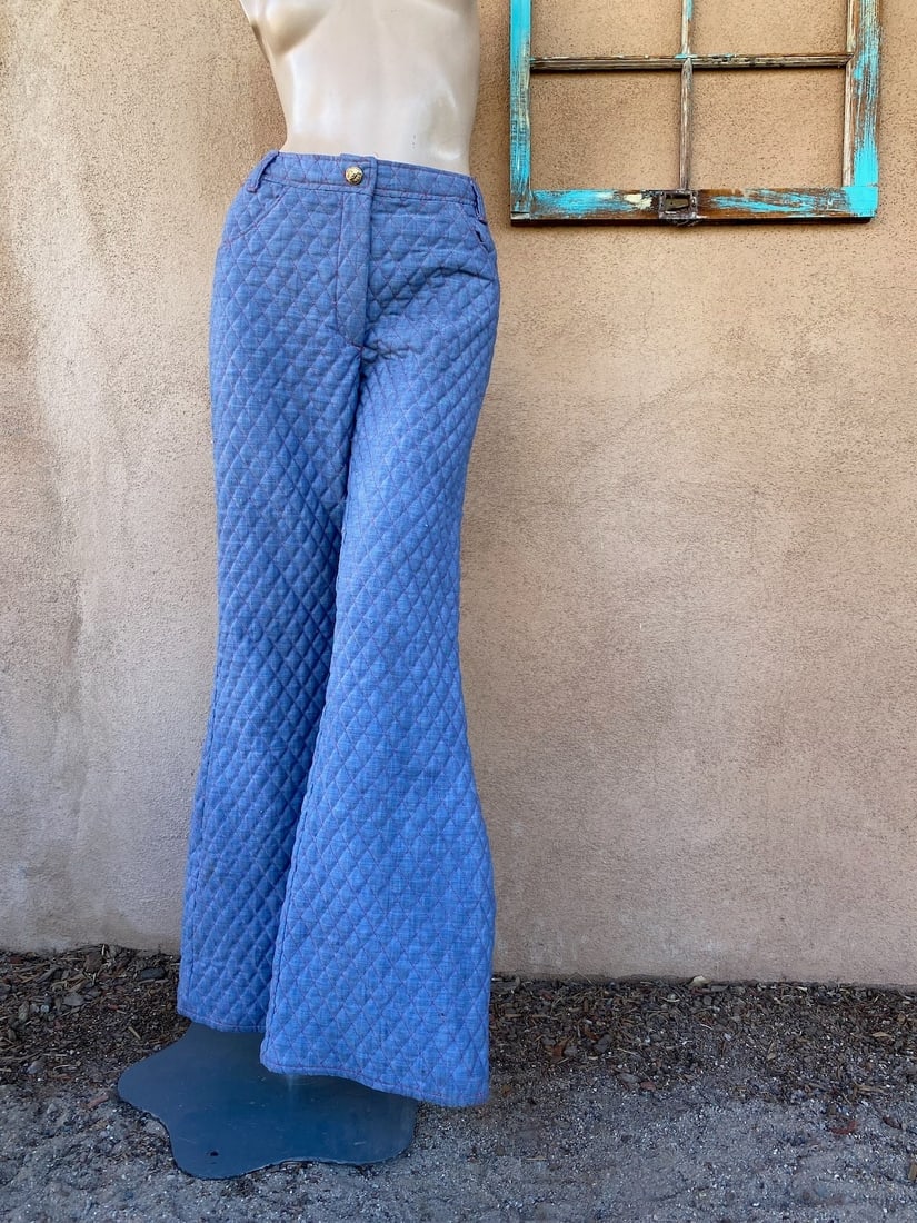 Vintage 1970s Quilted Chambray Pants Bell Bottoms Mens W32 Inseam 33.5: Vintage from the 1970s Size: Waist size: 32; Inseam: 33.5 Materials: cotton, quilting, polyester Waist size: 32 in Inseam: 33.5 in "Quilted chambray fabric Light blue with red quilting Cotton / polyes