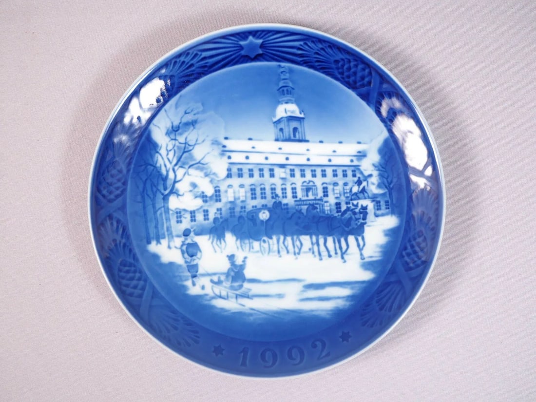 ROYAL COPENHAGEN 1992 "The Royal Coach" Cabinet Collector Plate (1 of 3)