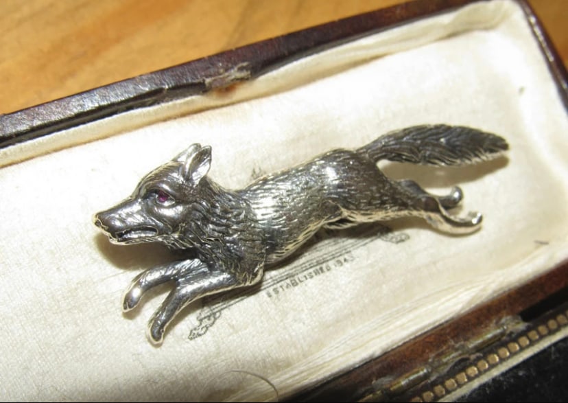 925 sterling silver ruby eye running Equestrian fox riding brooch stock pin: Title: 925 sterling silver ruby eye running Equestrian fox riding brooch stock pin Description: A beautiful 925 sterling silver running fox brooch / equestrian stock pin, stamped to the back on the ta