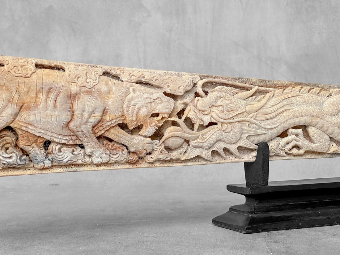 Extra large carved swordfish rostrum - Dragon Tiger: Title: Extra large carved swordfish rostrum - Dragon Tiger Maker:Unknown Origin:Indonesia Date/Period:2024 Materials:Xiphias Gladius, Bone, wood DimensionsLength: 91 cm / 35.8 inches Description:A ver