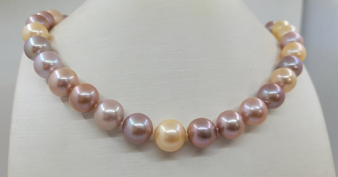 Huge 10.5x13.5mm Round Multi Edison Pearls - Necklace: Title: Huge 10.5x13.5mm Round Multi Edison Pearls - Necklace Description: This necklace will stand out for its radiant glow ! Most freshwater pearls are nucleated by tissue, but Edison cultured pearls