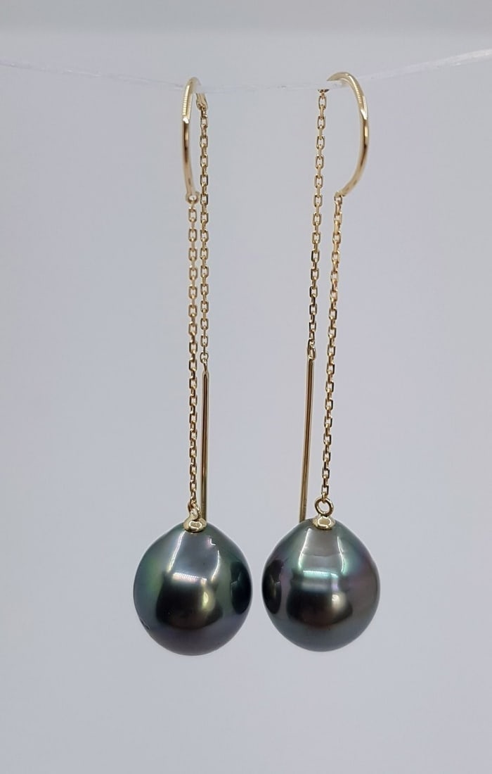 10x11mm Peacock Tahitian Pearls - 18kt gold - Yellow gold - Earrings: Title: 10x11mm Peacock Tahitian Pearls - 18kt gold - Yellow gold - Earrings Description: Emerging from the tropical lagoons of French Polynesia, the pearls have a natural beautiful peacock colour with
