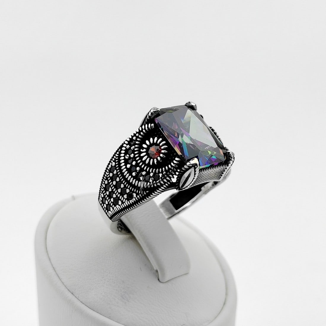 925 Silver Men's Ring with Mystic Topaz: Title: 925 Silver Men's Ring with Mystic Topaz Description: 925 Silver Men's Ring with Mystic Topaz Lab Created,Ornated with Red and Black Zircons -Weight:10.6g -Size: US Size 11.75 (21.25mm) With Gif