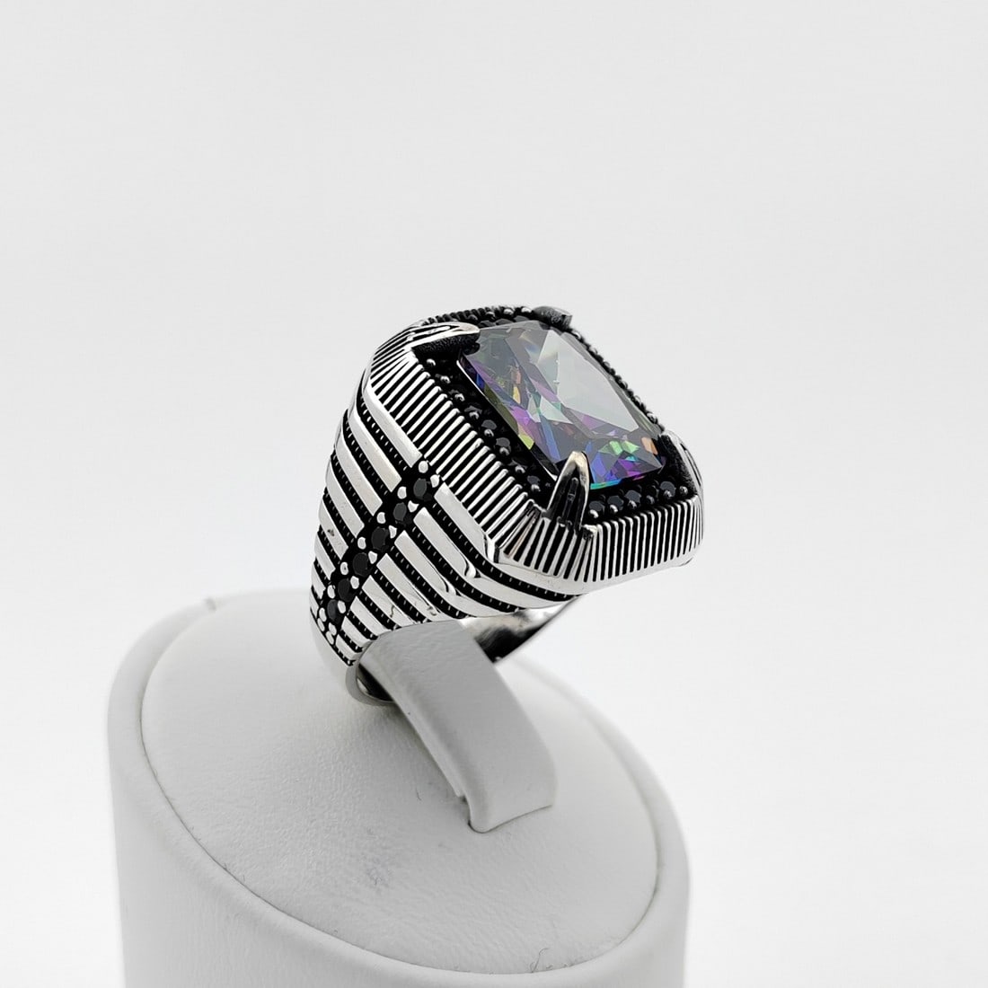 925 Silver Men's Ring with Mystic Topaz: Title: 925 Silver Men's Ring with Mystic Topaz Description: 925 Silver Men's Ring with Mystic Topaz Lab Created -Weight:12.3g -Size: US Size 11.75 (21.25mm) With Gift Box Express Shipping.Carrier:DHL