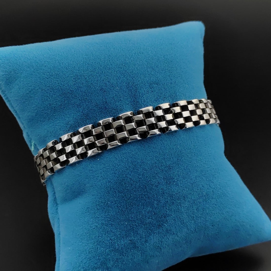 925 Sterling Silver Men's Bracelet: Title: 925 Sterling Silver Men's Bracelet Description: 925 Sterling Silver Men's Bracelet. -Condition:New Weight:23.4g -Size:7.08 in(18cm) Link Width:0.37 inch (9.6mm) With Gift Box. Express Shipping.