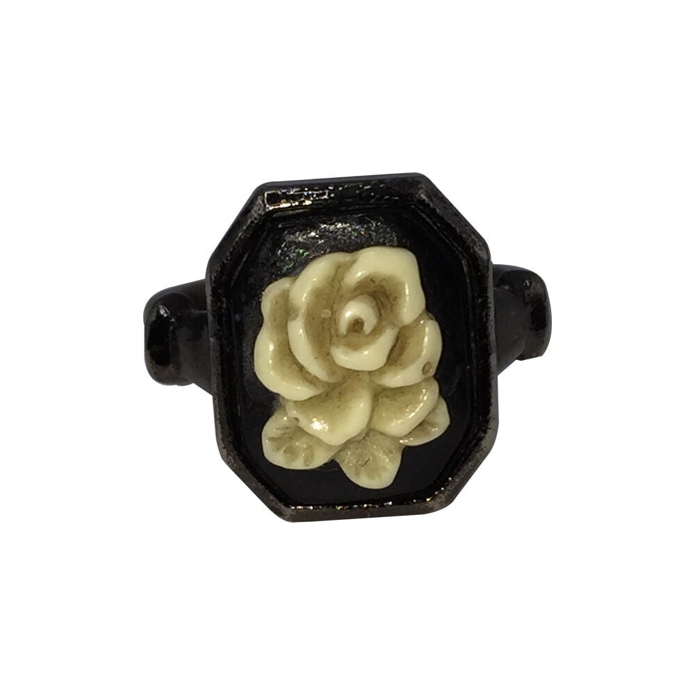 Anna Sui Black and White Floral Cameo Ring: Anna Sui Black and White Floral Cameo Ring. Ring is a size 4 1/2. Marked, Anna Sui. Gorgeous and very feminine. Reserve: $108.00 Shipping: Domestic: Flat-rate of $9.30 to anywhere within the contiguou