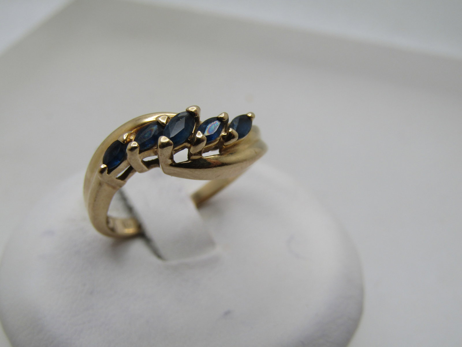Vintage 14kt Blue Sapphire Ring, Sz. 5.25, 1960's-1970's: Title: Vintage 14kt Blue Sapphire Ring, Sz. 5.25, 1960's-1970's Description: Vintage 14kt Blue Sapphire Ring, Sz. 5.25, 1960's-1970's. This has a mini waterfall design with the center sapphire being t