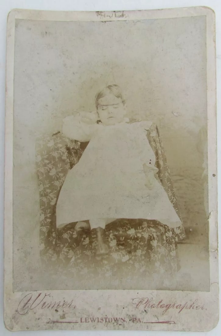 POST MORTEM ANTIQUE CABINET PHOTO OF BABY from LEWISTOWN PA (1 of 2)