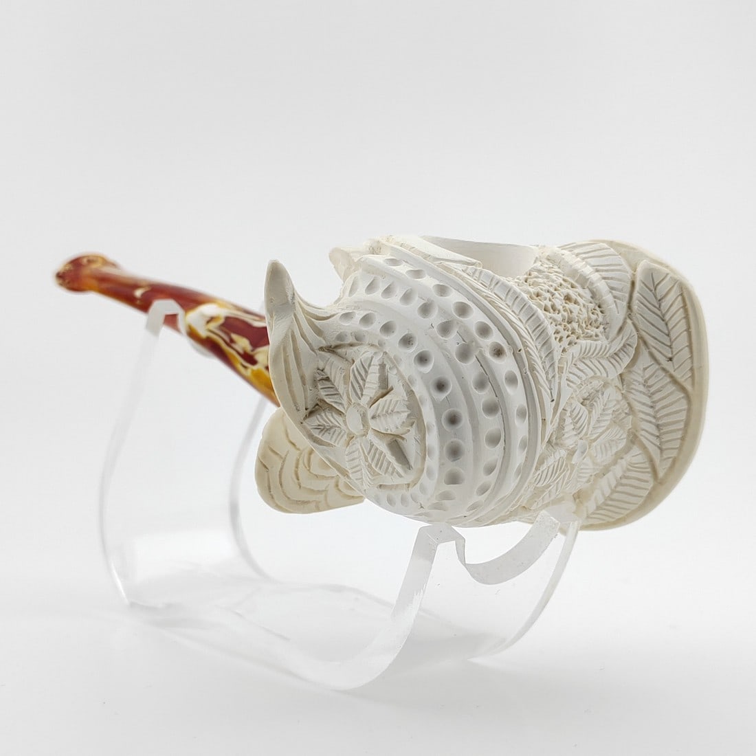 Freehand Floral Meerschaum Pipe: Title: Freehand Floral Meerschaum Pipe Materials: Meerschaum Dimension: 5.7 inch (14.5cm) Additional Information: Freehand Floral,Hand carved Meerschaum Pipe. Made in Turkey,Eskisehir by Meerschaum Ca