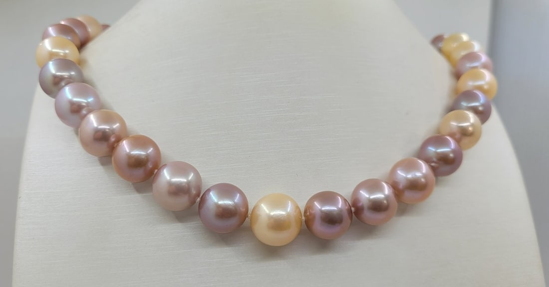 Huge 10.5x13.5mm Round Multi Edison Pearls - Necklace: Title: Huge 10.5x13.5mm Round Multi Edison Pearls - Necklace Description: This necklace will stand out for its radiant glow ! Most freshwater pearls are nucleated by tissue, but Edison cultured pearls