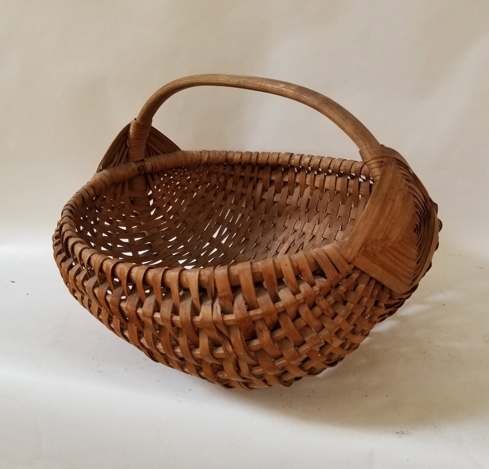 Splint basket with large godsend.: One is chipped, as shown. No other issues. Pine, found in Pennsylvania. C. 1900. 16" diameter, 12" high. Warm honey color oxidation. Shipping: Domestic: Flat-rate of $25.00 to anywhere within the cont