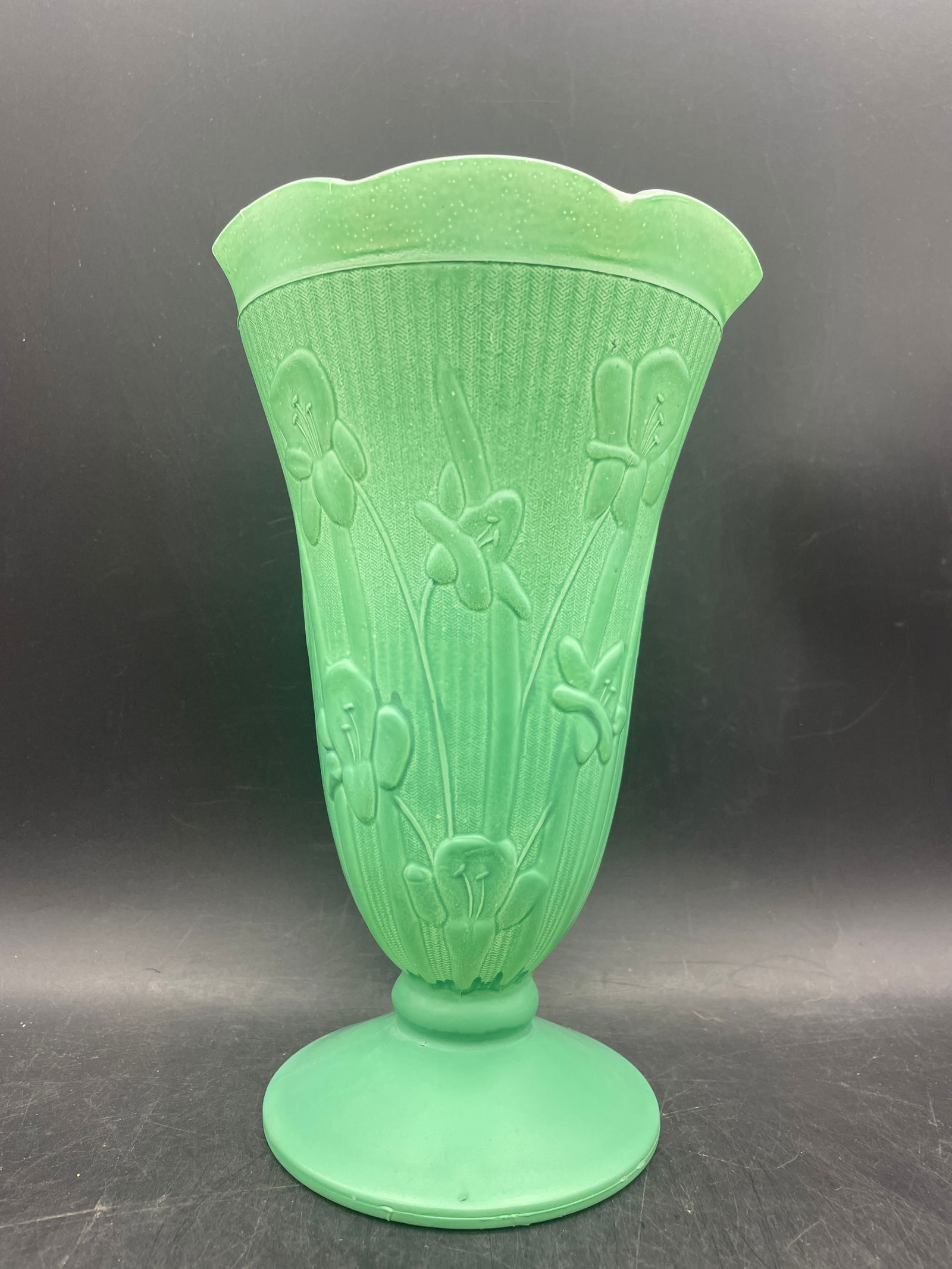 VINTAGE 1940'S JEANNETTE JADEITE/GREEN IRIS & HERRINGBONE RIBBED MILK GLASS VASE (1 of 8)