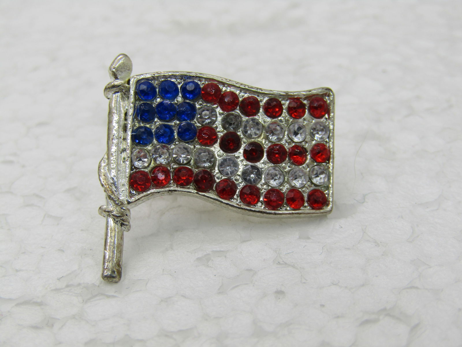 Vintage Red, White, Blue USA Flag Tack Pin, Silver Tone, 1" (1 of 5)