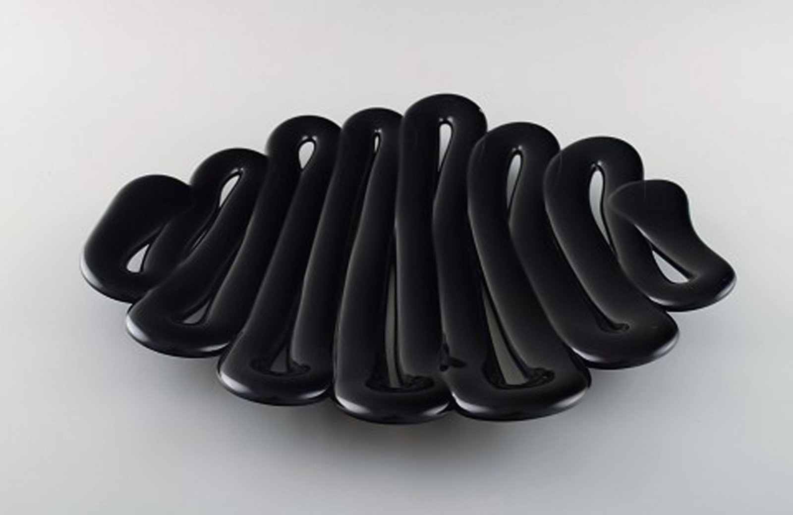 Anna Erhner for Kosta Boda. Large "Energy" dish in black art glass. 21st Century.: Title: Anna Erhner for Kosta Boda. Large "Energy" dish in black art glass. 21st Century. Description: Anna Erhner for Kosta Boda. Large "Energy" dish in black art glass. 21st Century. Measures: 38 cm 