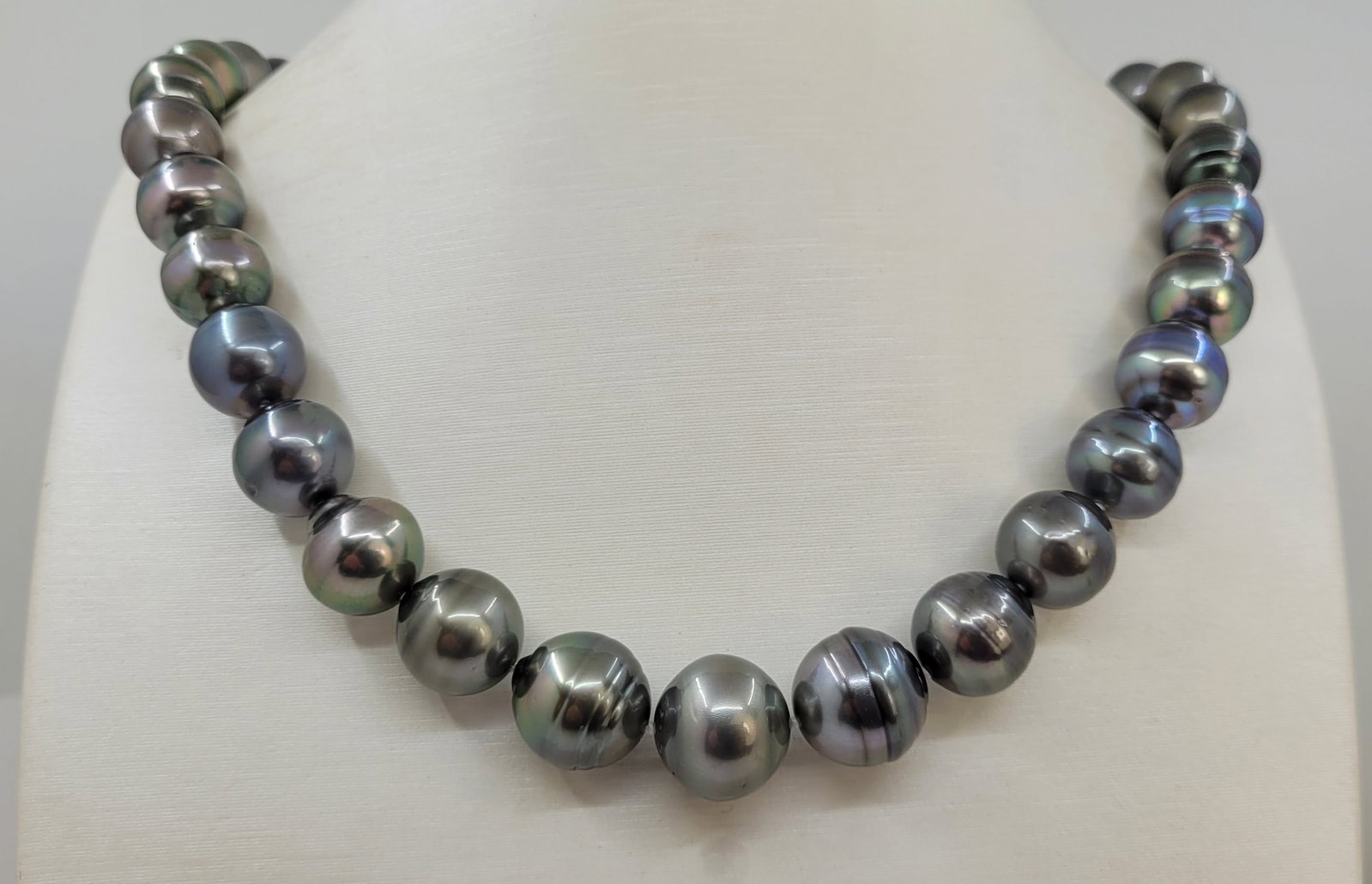 Necklace Large Size 11.2x14.5mm Peacock Green Tahitian Pearls: Title: Necklace Large Size 11.2x14.5mm Peacock Green Tahitian Pearls Description: A luxury pearl necklace, made with big baroque Tahitian pearls, and completed with a solid clasp in 925 silver. Tahiti