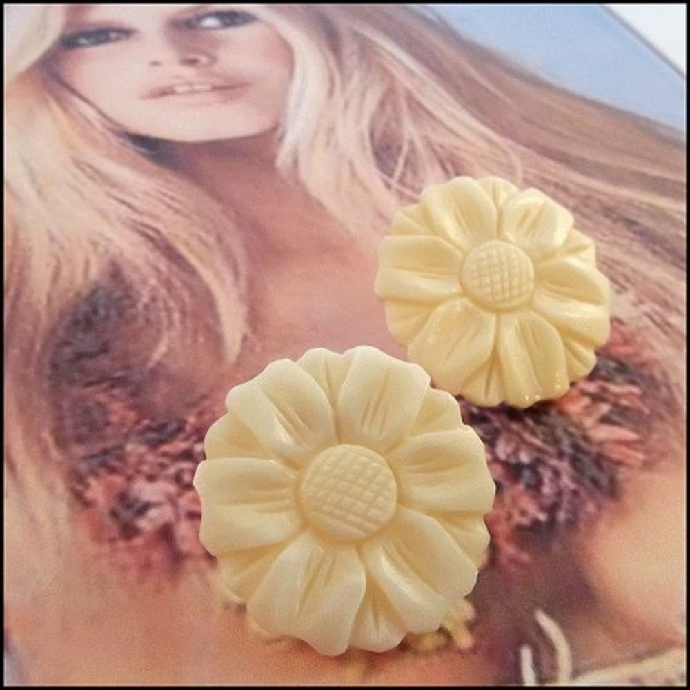 1960s Carved Ivory Daisy Flower Big Vintage Button Earrings: Title: 1960s Carved Ivory Daisy Flower Big Vintage Button Earrings Description: Hand Carved in Hawaii in the 1960s, these pre-ban genuine ivory earrings are made for pierced ears. They are bright