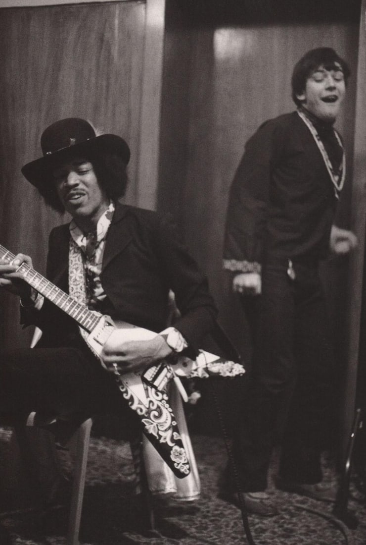 LINDA MCCARTNEY - Jimi Hendrix tuning, w Eric Burdon, London, Xmas, 1967 (1 of 1)