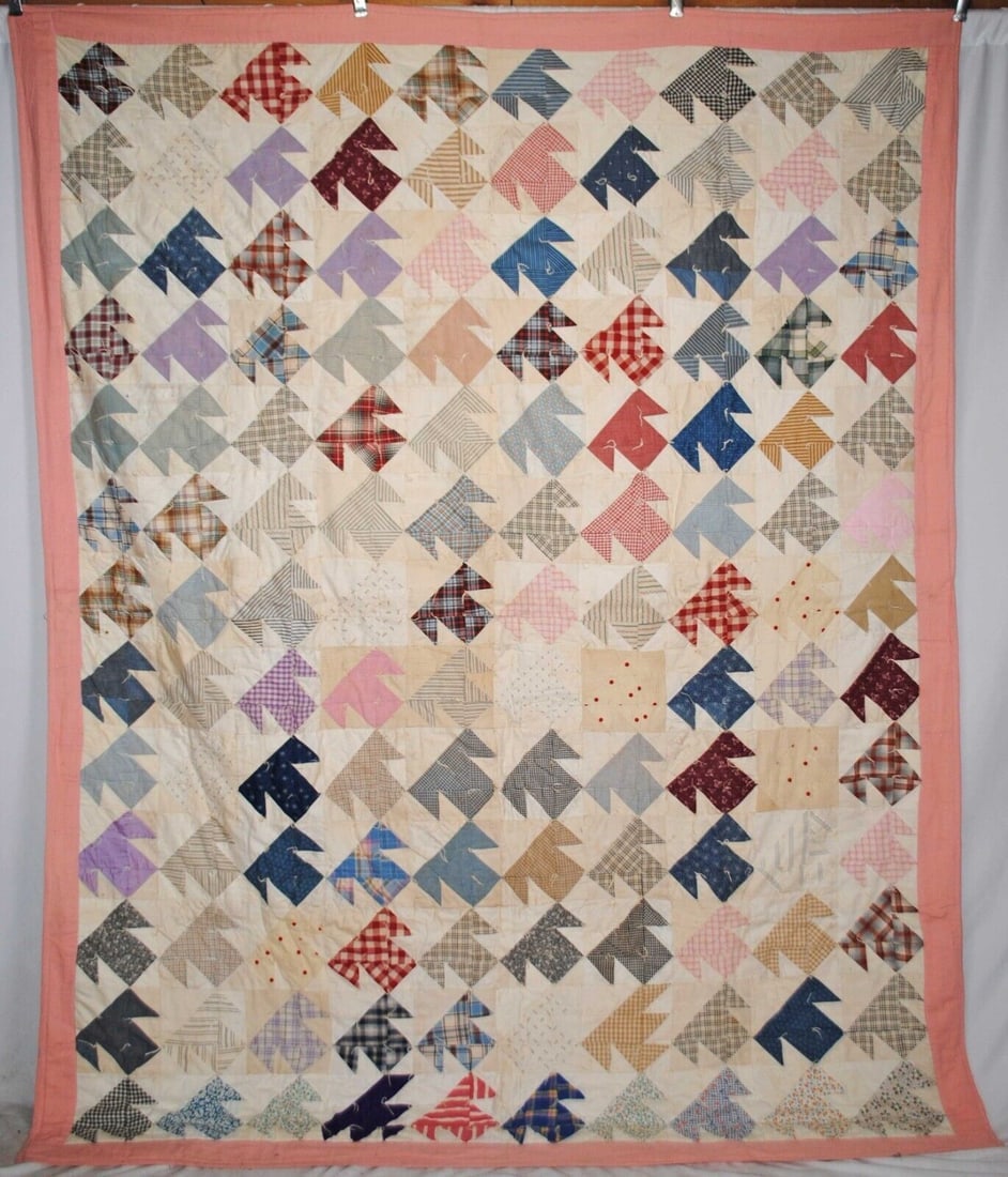 VINTAGE 1940s T PATTERN PATCHWORK TIED QUILT 88" x 70" (1 of 11)