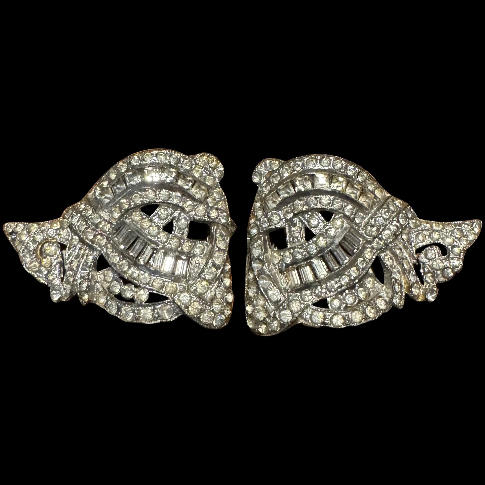 Antique Art deco Rhinestone Fur clips set 1920s/30s: Antique Art deco Rhinestone Fur clips set 1920s/30s pr beautiful deco brilliance ,there are a few rhinestones missing not many hard to see.; Antique Art deco Rhinestone Fur clips set 1920s/30s pr beau