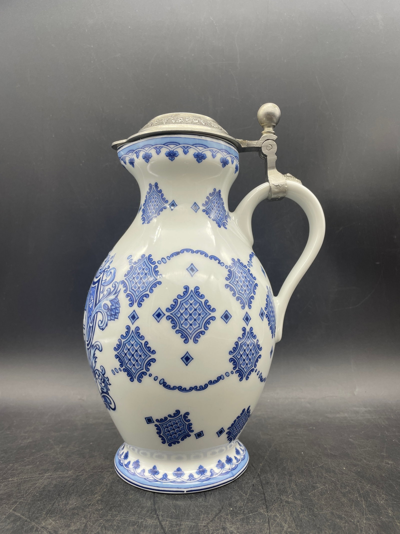 DR MERKLE ATELIER BEER BIER STEIN BLUE IVORY WITH TIN LID GERMANY GERMAN: Title: DR MERKLE ATELIER BEER BIER STEIN BLUE IVORY WITH TIN LID GERMANY GERMAN Date/Period: UNKNOWN Dimension: approx 9 x 5 x 4 Material: CERAMIC METAL Additional Information: DR MERKLE ATELIER BEER 