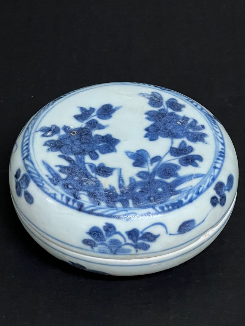 Porcelain Blue and White Pill Box: Title: Porcelain Blue and White Pill Box Date/Period: Late 20th Century Dimension: 2" h x 4" w Material: Porcelain Additional Information: Chinese Art Porcelain Blue and White Pill Box Reserve: $100.0