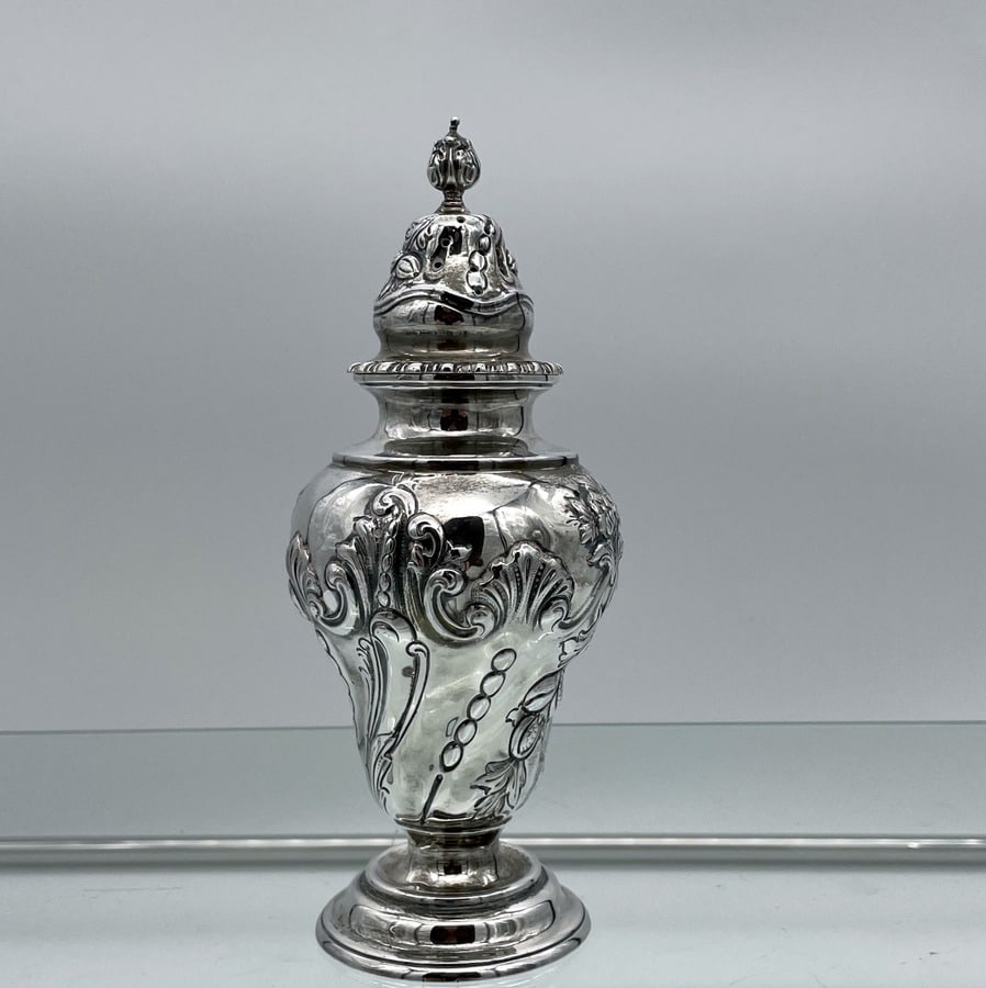 19th Century Antique Victorian Sterling Silver Sugar Caster London 1899 Charles Stuart Harris: Title: 19th Century Antique Victorian Sterling Silver Sugar Caster London 1899 Charles Stuart Harris Description: A beautiful hand chased Victorian silver sugar caster. Description A stylish sterling
