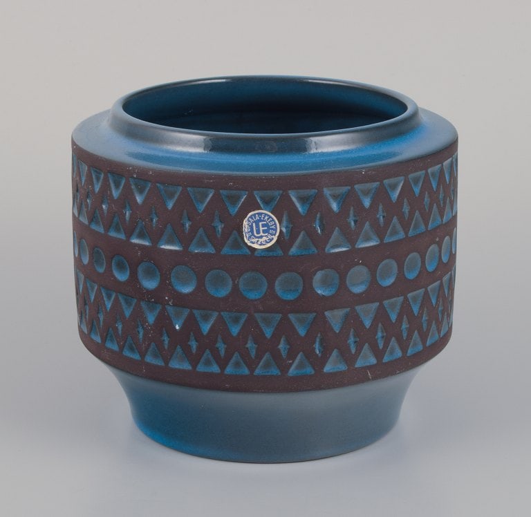 Mari Simmulson (1911-2000) for Upsala Ekeby. Ceramic pot with a geometric pattern. Blue glaze.: Mari Simmulson (1911-2000) for Upsala Ekeby. Ceramic pot with a geometric pattern. Blue glaze. Approximately 1960. Model 7022. Marked. In excellent condition. Dimensions: Height 12.0 cm x Diameter 14.