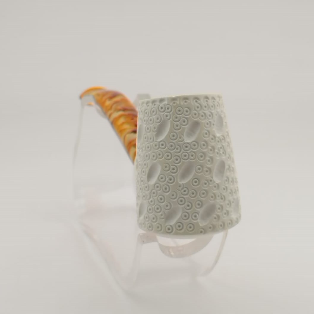 Classic Lattice Meerschaum Pipe: Title: Classic Lattice Meerschaum Pipe Materials: Meerschaum Dimension: 5.5 inch (14cm) Additional Information: Classic Lattice,Hand carved Meerschaum Pipe. Made in Turkey,Eskisehir by Meerschaum Carv