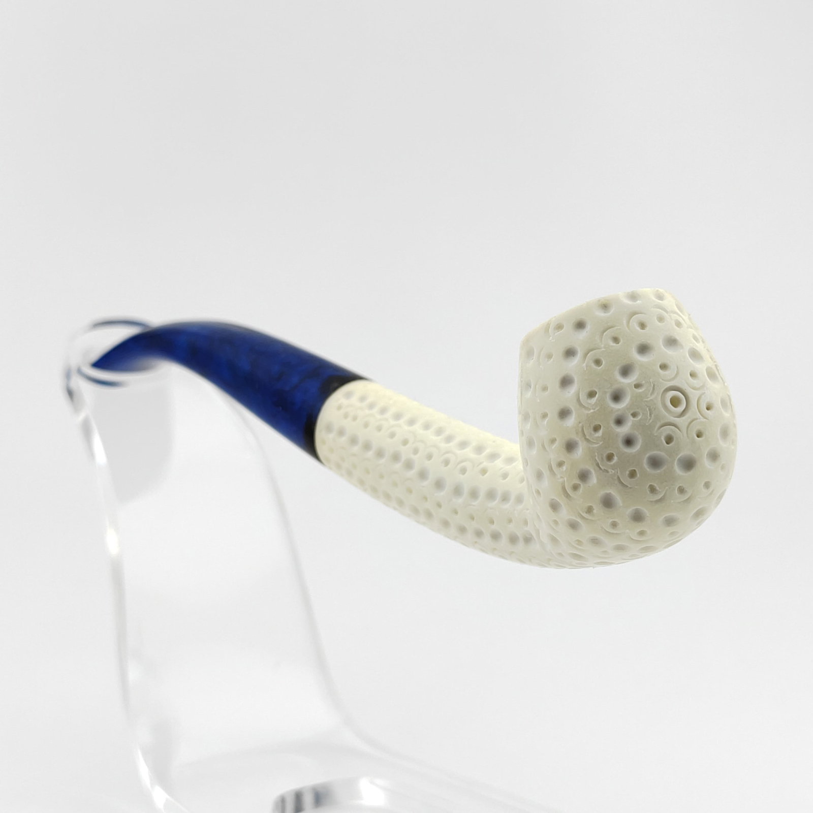 Classic Lattice Meerschaum Pipe: Title: Classic Lattice Meerschaum Pipe Materials: Meerschaum Dimension: 6.49 inch(16.5cm) Additional Information: Classic Lattice,Hand carved Meerschaum Pipe. Made in Turkey,Eskisehir by Meerschaum Ca