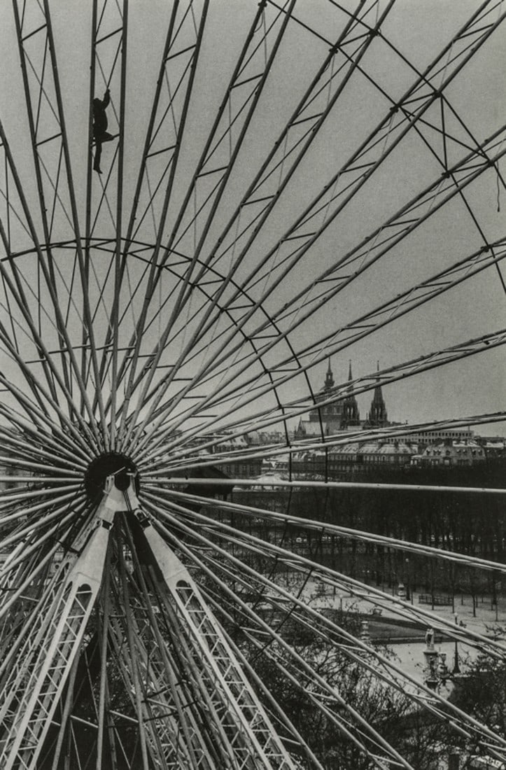 MARTINE FRANCK - Funfair, Jardin des Tuileries, 1985 (1 of 1)
