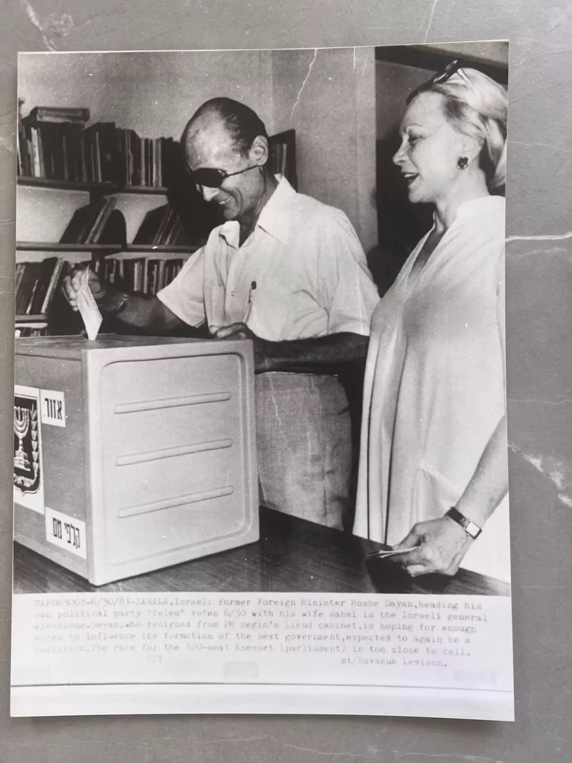 Vintage Press Photo A.F.P - Moshe Dayan Voting 1981: Title: Vintage Press Photo A.F.P - Moshe Dayan Voting 1981 Description: Vintage Silver Gelatin photograph 24 x 17.5 cm / 9.44 x 6.88 inches Reserve: $20.00 Shipping: Domestic: Flat-rate of $17.00 to a