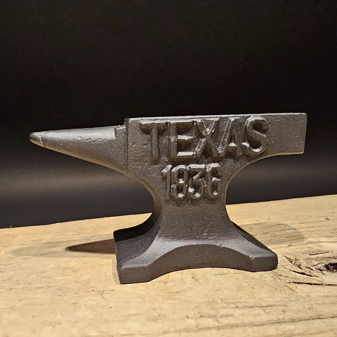 Cast Iron Texas Miniature Anvil: 4 3/4" long x 2 1/2" Tall x 1 3/4" Wide A wonderful reproduction cast iron collectible anvil. Advertising pieces like this many times were given to shops or used as sales samples. Such a neat piece. l