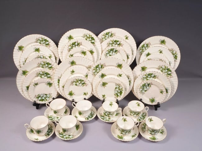 Royal Albert Trillium Bone China DINNER SET Salad Luncheon Bread Plate Cup Engla: DescriptionThis very rare and absolutely stunning Dinner set made by Royal Albert in Trillium pattern. The set is Made in England.The pattern has very pretty delicate green and white Trillium flowers
