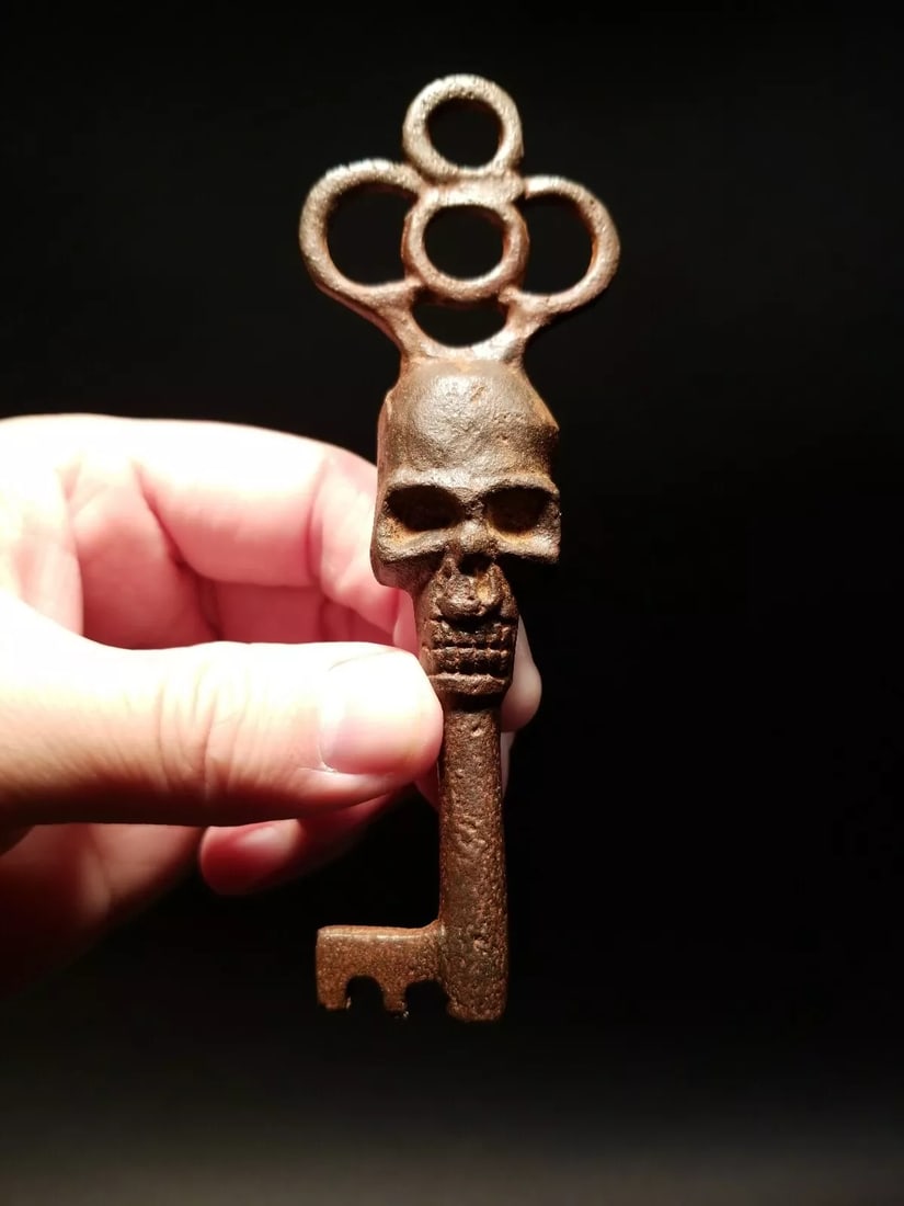 Cast Iron Skull Skeleton Key (1 of 12)