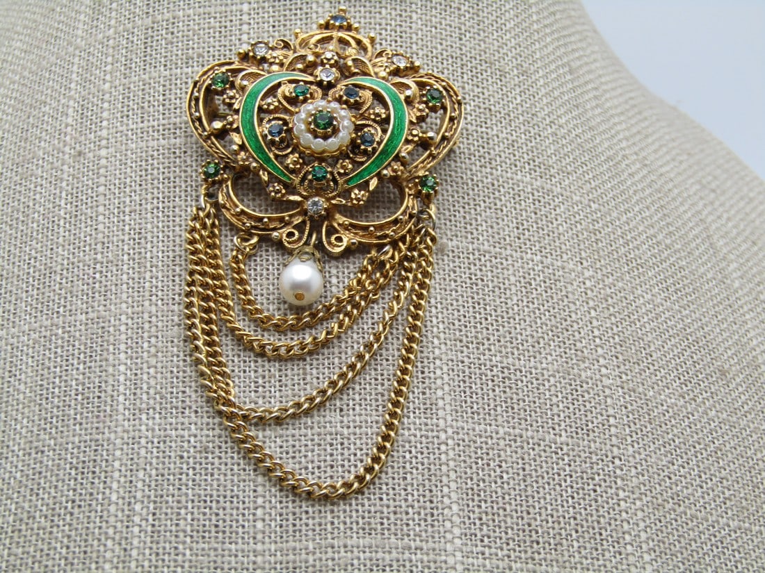 Vintage Florenza Draping Crown Brooch, Green Rhinetoens, Faux Pearl, Enaemeling, 1960's: Vintage Florenza Draping Brooch, Green Rhinetoens, Faux Pearl, Enaemeling, 1960's. This has a crown like top with a four st rand drap of gold tone chain and a dangling teardrop faux pearl. It is appx.