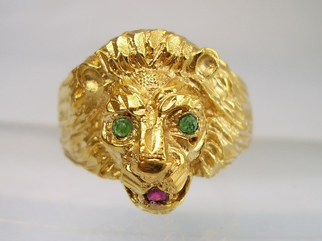 MEN'S RING LION'S HEAD RING EMERALD + RUBY. (1 of 10)