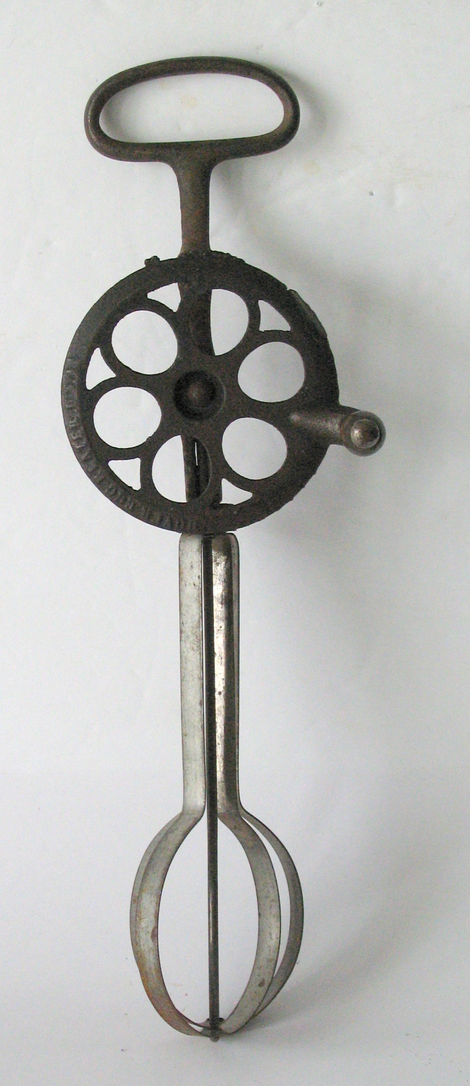 Antique cast iron mechanical egg beater. (1 of 4)
