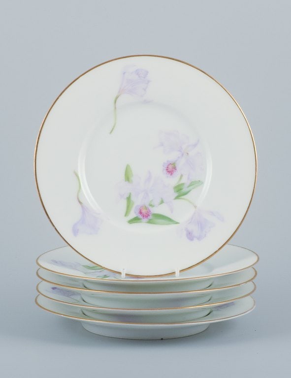 Royal Copenhagen, a set of five Art Nouveau plates hand-painted with lilies and gold trim. A rare (1 of 4)