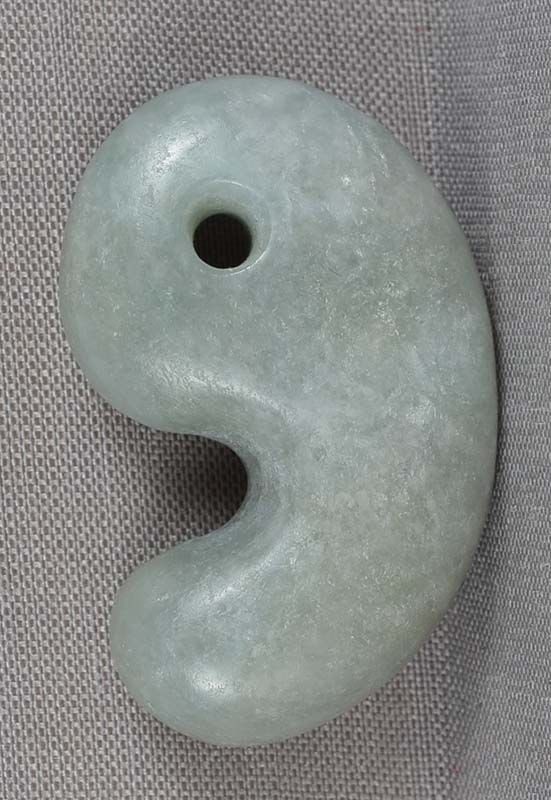 18/19c Japanese JADEITE MAGATAMA bead (1 of 6)