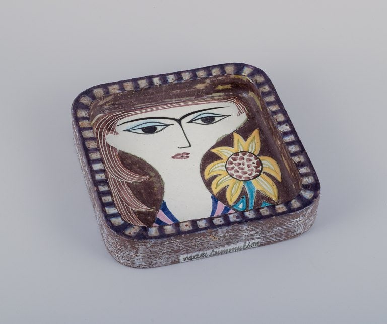 Mari Simmulson (1911-2000) for Upsala Ekeby. Large ceramic bowl with polychrome decoration.: Mari Simmulson (1911-2000) for Upsala Ekeby. Large ceramic bowl with polychrome decoration. Featuring a woman's face and a sunflower. Model 4157. Marked. In excellent condition with minor signs of use