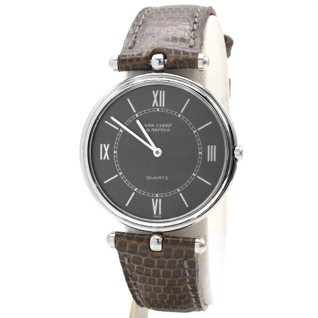 Van Cleef & Arpels La Collection watch: Très jolie montre Van Cleef & Arpels, modèle "La Collection". - Modèle mixte, diamètre 32mm. - Boitier rond en acier. - Joli cadran gris/noir, minuterie chemin de fer, mouvement &#