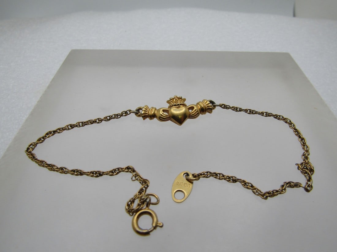 Vintage Claddagh Bracelet, Signed Avon, 8": Vintage Claddagh Bracelet, Signed Avon, 8". Gold tone with a 1.5mm twsted rope chain and spring clasp. Sived Avon with the claddagh across the top fo the wrist with a 1" claddagh that is appx. 11mm wi