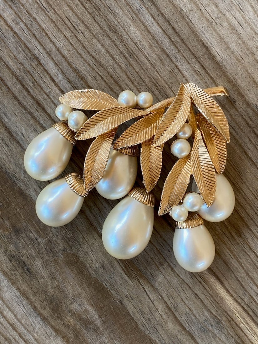 Vintage 1950s Dangling Faux Pearls Cluster Brooch Coro Vendome: Vintage from the 1950s Materials: goldtone, faux pearl Style: Mid-century Length: 2 3/8 Inches; Width: 2.25 Inches "Dangling pearls (faux) Gold tone From a branch With a cluster of textured leaves Ver