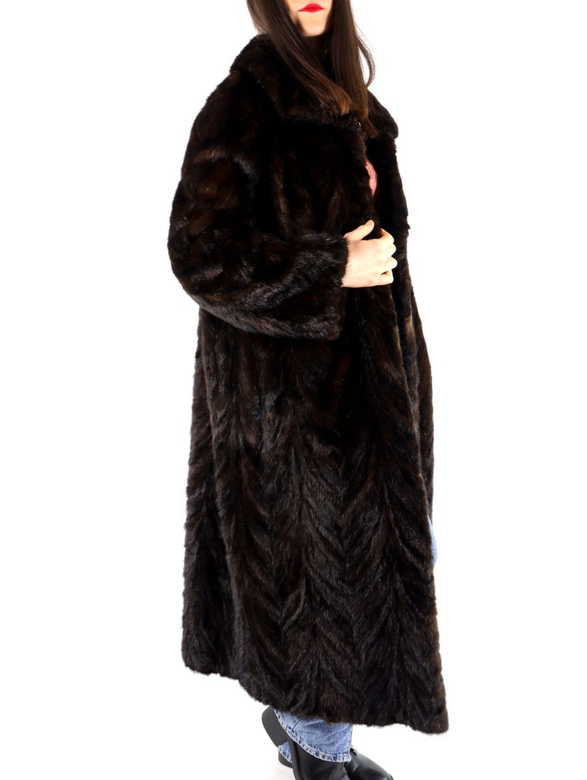 MOHAGANY MINK FUR COAT EU: L-XL; US: 16-18: Title: MOHAGANY MINK FUR COAT EU: L-XL; US: 16-18 Dimensions: Aproximate size- EU: L; US: 16 : Important details: Length: 120cm/47.24in -Shoulders width:50cm/19.69in -Sleeve Length:65cm/25.59in -Bust