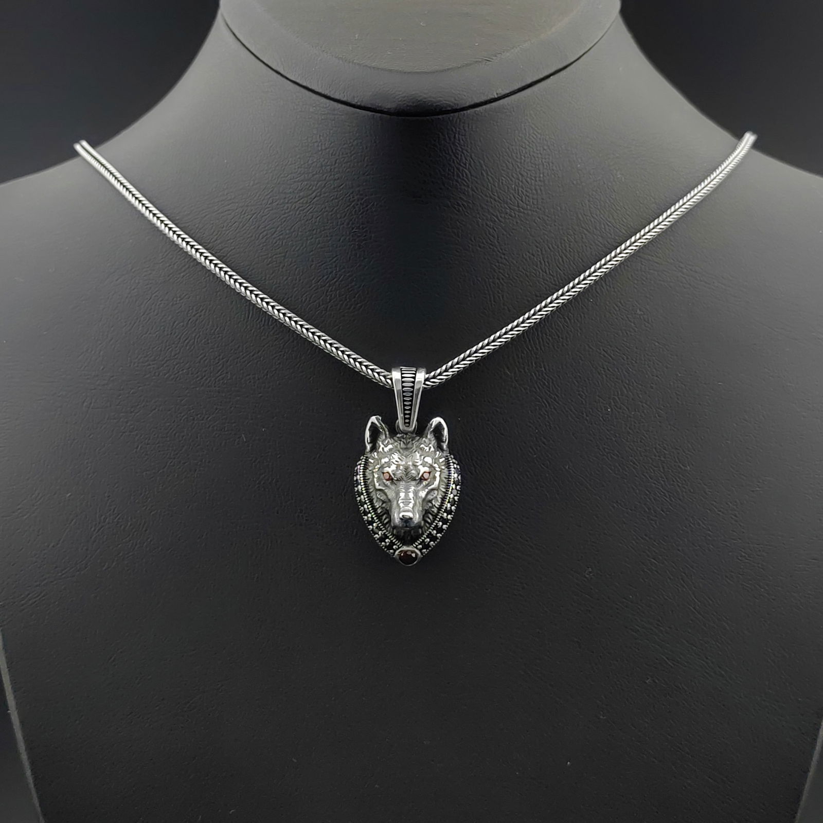 925 Silver Chain with Wolf Pendant. (1 of 8)