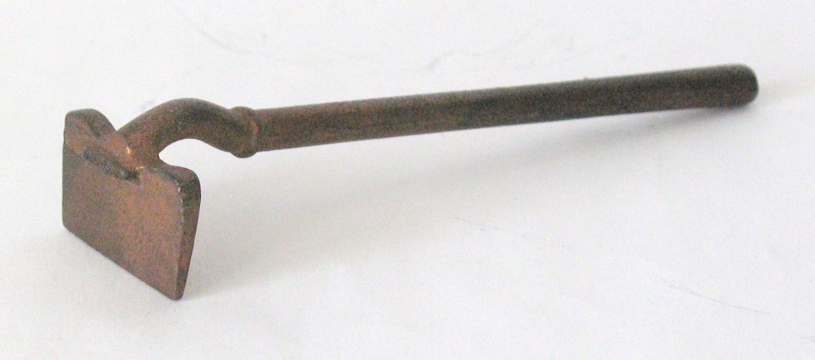 Vintage cast iron garden hoe paper weight. (1 of 2)