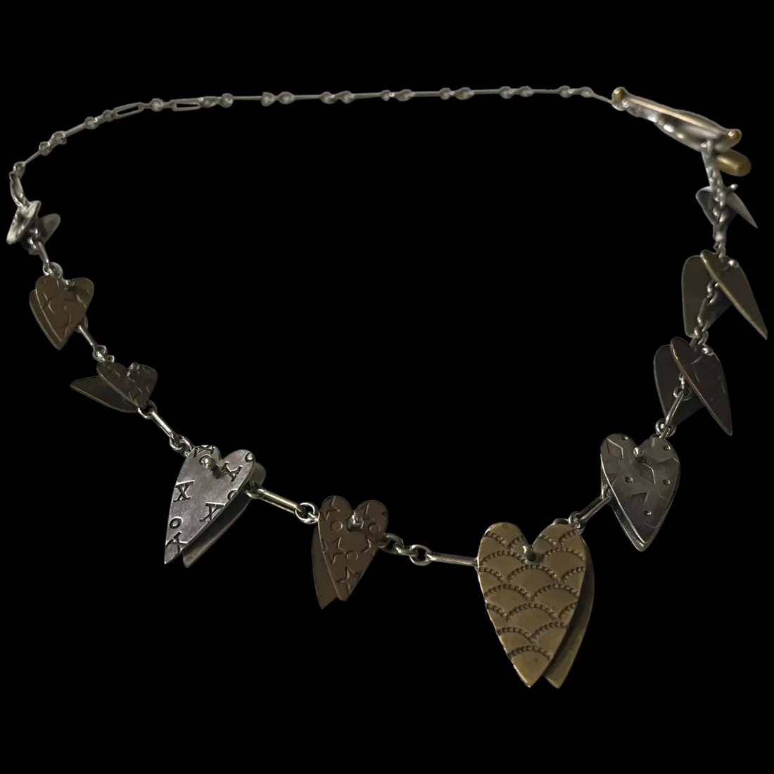 Estate Thomas Mann Sterling Silver and Bronze Mixed Metal Techno Steam Punk Heart Necklace: Estate Thomas Mann Sterling Silver and Bronze Mixed Metal Techno Steam Punk Heart Necklace Sterling Silver/Bronze/Brass Weighs 42.6 grams Measures 21 inches Length Reserve: $355.00 Shipping: Domesti