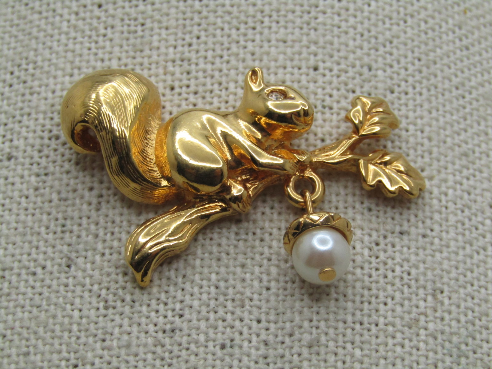 Vintage Avon Squirrel with Dangling Pearl Acorn Tack Pin, Avon: Vintage Avon Squirrel with Dangling Pearl Acorn Tack Pin, Avon. Gold tone, appx 1-3/4" wide and 1-1/4" tall. It has a dangling faux pearl from the branch. Age is appx 1970's-1980's. Very clean and ver