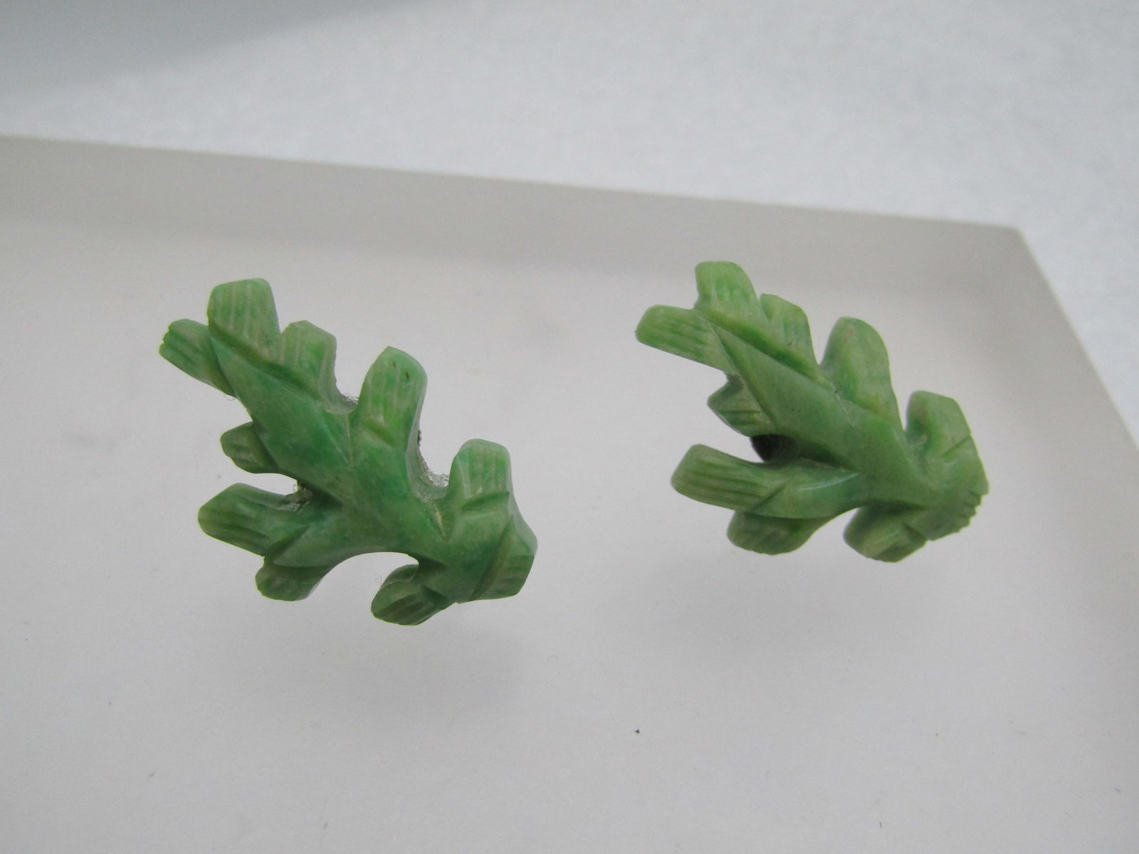 Vintage Carved Branches, Green Earrings, Screwback, 1940's-1950's: Vintage Carved Branches Earrings, Screwback, 1940's-1950's. hey are appx. 1" tall and 5/8" wide. They look like a green agate but are likley carved plastic. They are not signed or marked. Good conditi