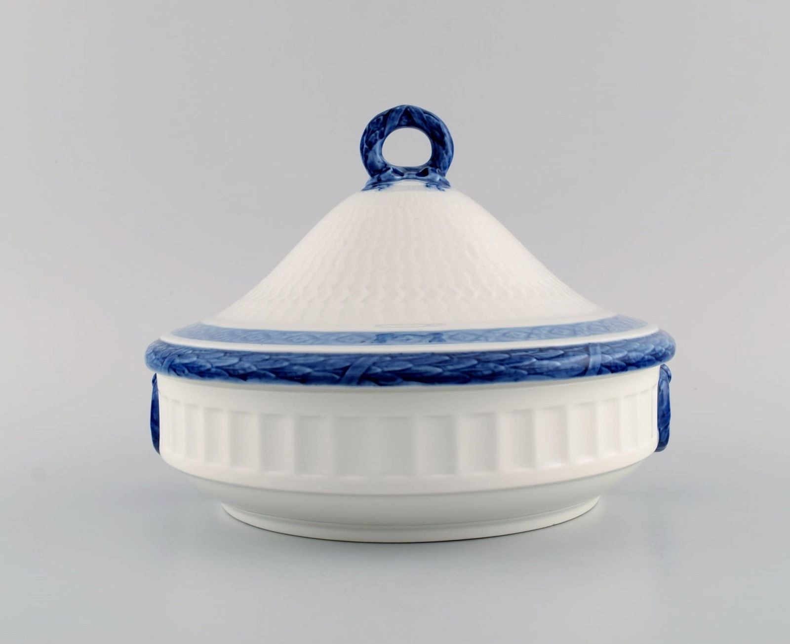 Royal Copenhagen Blue Fan lidded tureen. 1960s / 70s. Model number 1212/11503. Designed by Arnold: Royal Copenhagen Blue Fan lidded tureen. 1960s / 70s. Model number 1212/11503. Designed by Arnold Krog in 1909. Measures: 22 x 16.5 cm. In excellent condition. Stamped. 1st factory quality. Reserve: $
